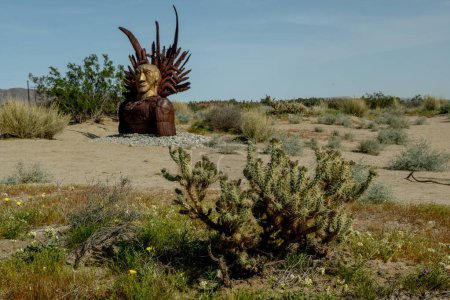 Skulptur in der Wüste von Anza-Borrego: Menschenkopfskulptur, die größer ist als das Leben Dieses markante Kunstwerk zeigt eine monumentale Figur mit einem überdimensionalen Kopf, 