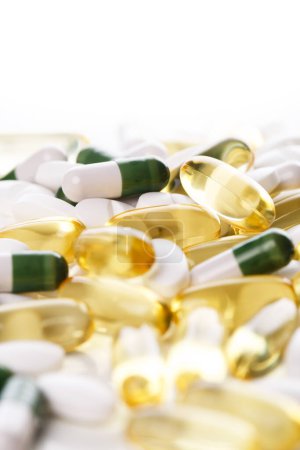 Foto de Medicina, farmacología. Montón de pastillas sobre la mesa - Imagen libre de derechos