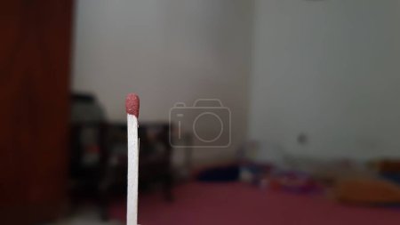 Téléchargez les photos : Vue rapprochée d'un seul bâton d'allumette en style vertical - en image libre de droit