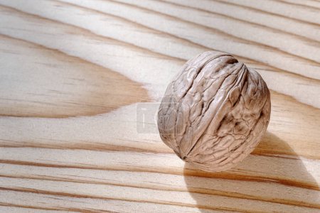 Une noix biologique isolée sur la table en bois. Contraste élevé détaillé.
