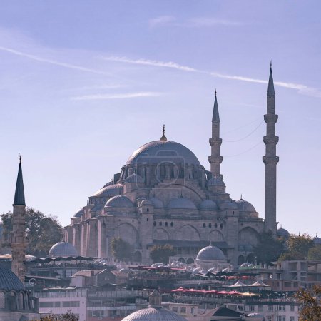 Foto de Mezquita Suleymaniye, mezquita imperial otomana situada en la tercera colina de Estambul. - Imagen libre de derechos