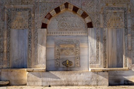 Foto de Fuente Sultán Ahmed III, Construida en 1728, esta fuente de gran tamaño ubicado en una estructura rococó turco cuenta con fachadas ornamentadas. - Imagen libre de derechos
