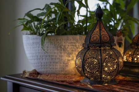 Téléchargez les photos : Lanterne noire dans le salon ennemi décoration Ramadan. - en image libre de droit