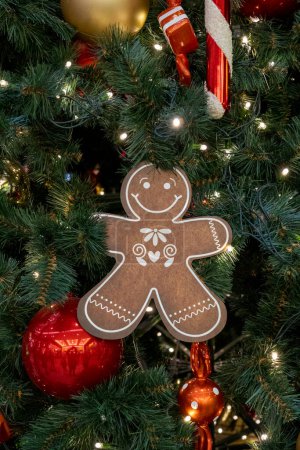 Téléchargez les photos : Biscuits de Noël accrochés sur l'arbre de Noël. - en image libre de droit
