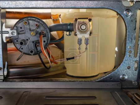 Téléchargez les photos : Lave-vaisselle Détails du moteur, des tuyaux et de l'électricité - en image libre de droit