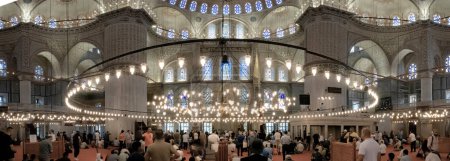 Foto de Estambul Turquía 07.07.23 Oración del viernes en la Mezquita Azul también conocida como Mezquita Sultán Ahmed. - Imagen libre de derechos