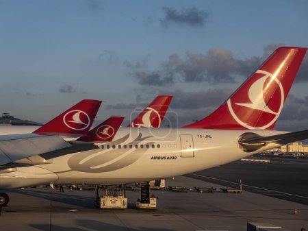 Foto de Aeropuerto de Turquía 07.15.2023 Flota de Turkey Airlines en el aeropuerto de Turquía. durante el día. - Imagen libre de derechos