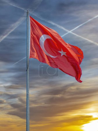 Foto de La bandera de Turquía contra el espectacular atardecer y las nubes, moviéndose con el viento . - Imagen libre de derechos