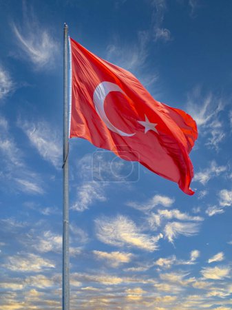 Foto de Bandera de Turquía contra el cielo azul y nubes tranquilas moviéndose con el viento . - Imagen libre de derechos