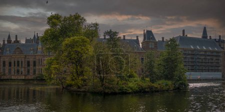 Foto de Palacio Binnenhof en La Haya junto al canal Hohvijfer. Países Bajos - Edificios del Parlamento holandés. - Imagen libre de derechos