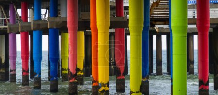 Téléchargez les photos : Colonnes colorées de la perle à La Haye en Hollande Nederlands noir et wight - en image libre de droit