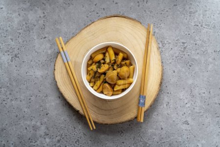 Téléchargez les photos : Corée Tteokbokki ou gâteau de riz mijoté aux champignons et sauce. - en image libre de droit