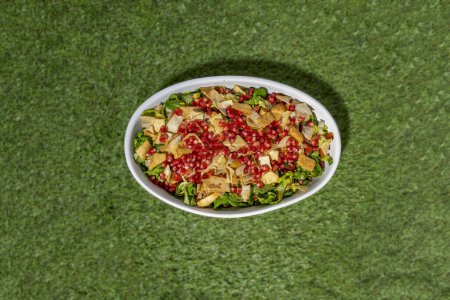 Téléchargez les photos : Salade grasse à la grenade, pain grillé Types de laitue et légumes. - en image libre de droit