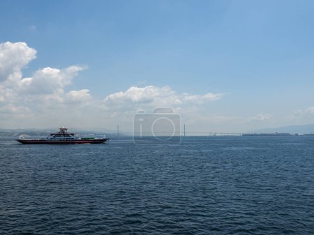 Téléchargez les photos : Turquie du Nord-Ouest, Yacht ou ferries sur la mer de Marmara. - en image libre de droit