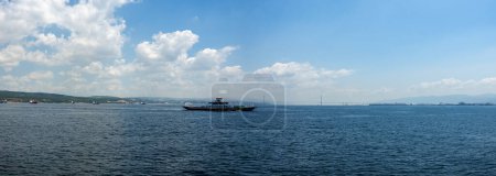 Téléchargez les photos : Turquie du Nord-Ouest, Yacht ou ferries sur la mer de Marmara. - en image libre de droit