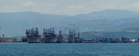 Téléchargez les photos : Turquie du Nord-Ouest, ville portuaire après le pont d'Osmangazi sur la mer de Marmara. - en image libre de droit
