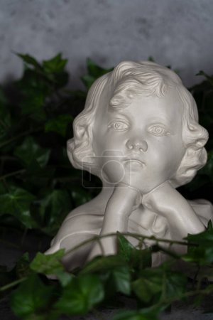 Foto de Estatura Cabeza esculpida, cabeza tallada en piedra blanca, Niña - Imagen libre de derechos