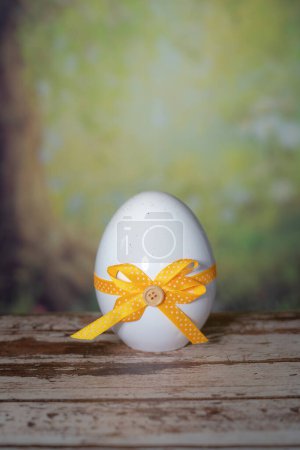 Foto de Huevos envueltos en una corbata de regalo de colores. Concepto Domingo de Pascua, Pascua o Resurrección - Imagen libre de derechos