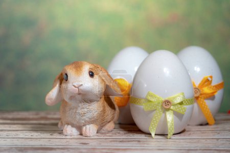 Téléchargez les photos : Œufs enveloppés dans une cravate cadeau coloré avec un lapin. Dimanche de Pâques, Pâques ou Résurrection concept - en image libre de droit