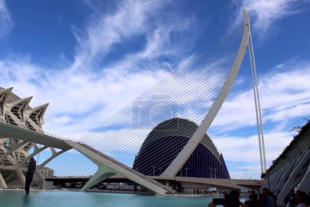 Foto de Puente futurista sobre el agua en la Ciudad de las Ciencias de Valencia - Imagen libre de derechos