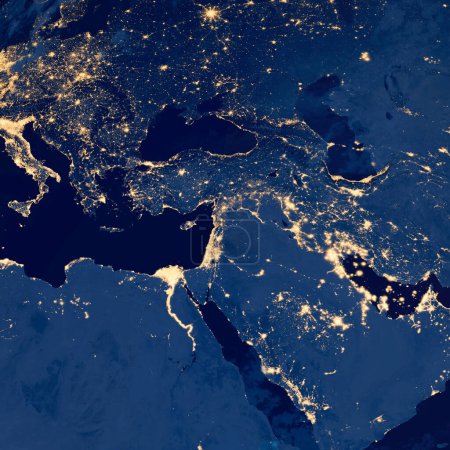 Téléchargez les photos : Photo de la Terre la nuit, Lumières de la ville d'Europe, Moyen-Orient, Turquie, Italie, Mer Noire, Mer Méditerranée de l'espace, Carte du monde sur le globe noir sur la photo satellite. Éléments de cette image fournis par la NASA. - en image libre de droit