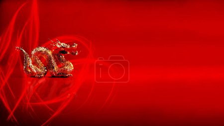 Foto de Dragón de oro aislado sobre fondo rojo con efecto de luz vibrante y espacio de copia, Año del dragón Año nuevo chino 2024 concepto. - Imagen libre de derechos