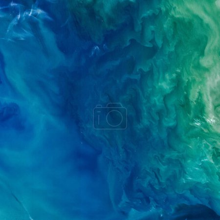 Téléchargez les photos : Fond venteux bleu-vert texture de la mer, vue de dessus de bel océan turquoise avec planctons. Mer du Nord, Grande-Bretagne. Éléments de cette image fournis par la NASA - en image libre de droit