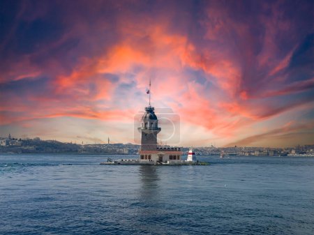 Téléchargez les photos : Tour des jeunes filles à Istanbul, Turquie avec un spectaculaire coucher de soleil rouge paysage. - en image libre de droit
