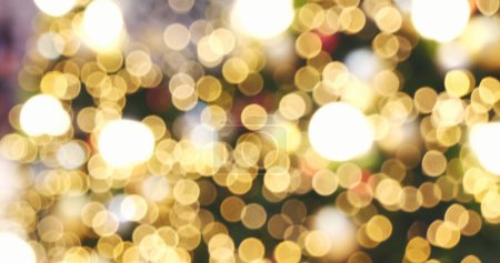 Téléchargez les photos : Fond flou paillettes dorées brillant bannière étincelante. Joyeux Noël arrière-plan pour le modèle sur les affiches des brochures de carte de Noël. Modèle de bokeh d'or pour présentation numérique diaporama arrière-plan - en image libre de droit