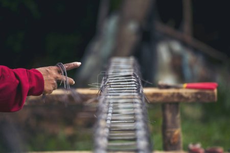 Téléchargez les photos : Hommes mains à l'aide de pinces fil de fer renforcement des travaux en béton. Travailleur de la construction mains flexion coupe barre de clôtures en acier fil. Travailleur extérieur utilisant des pinces à cintrer, travaux de construction. - en image libre de droit