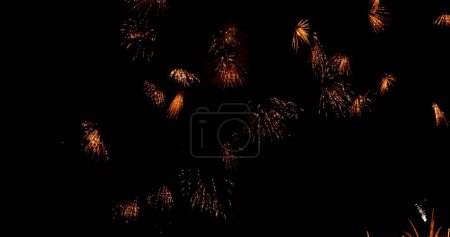 Golden Firework célébrer anniversaire indépendance jour nuit célébrer la fête nationale. Compte à rebours pour le nouvel an 2024 événement de temps de fête. Bonne année 2024, 4 juillet concept de festival de vacances