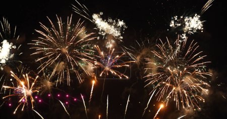 Goldenes Feuerwerk feiert den Unabhängigkeitstag Tag und Nacht zum Nationalfeiertag. Countdown zum Neujahrsempfang 2024. Frohes neues Jahr 2024, 4. Juli Ferienfestkonzept