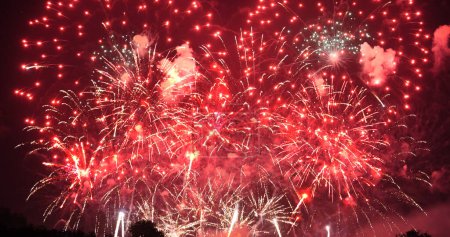 Rotes Feuerwerk feiern Jubiläum glückliches neues Jahr 2024, 4. Juli Feiertag. Ein rotes Feuerwerk in der Nacht feiert den Nationalfeiertag. Countdown zum Neujahrsempfang 2024