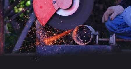 Téléchargez les photos : Machines de soudage fer métal étincelle équipement. Soudage à la flamme chaude travail des métaux coupe feu atelier de fer. Serrurier utilisant la machine de soudage coupe broyeur de processus métallique. Ingénieur lourd métallurgie - en image libre de droit