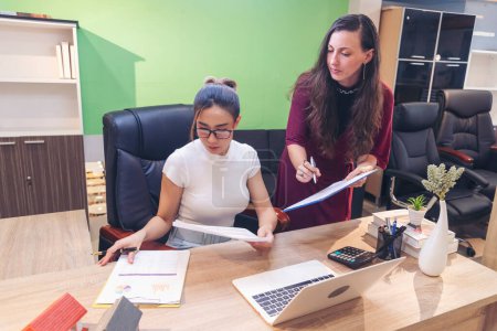 Diversity Zwei Unternehmerinnen arbeiten gemeinsam im Büro. Zwei asiatische Frauen aus Cuacasia betrachten das Dokument des Finanzberichts als partnerschaftliche Teamarbeit. Teamleiter Mitarbeiter Brainstorming Führungskraft Unternehmer