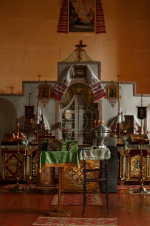 Taufzimmer in der Kirche. Ein Bottich Weihwasser, ein Kreuz und Öl