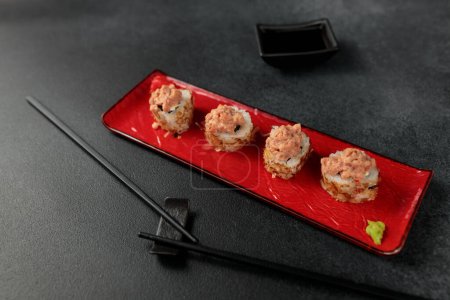 Foto de Comida japonesa: sushi, Shiitaki roll con atún, aguacate, Filadelfia, kimchi, copos de atún Fondo negro - Imagen libre de derechos