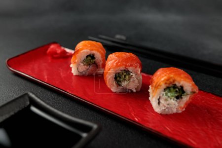 Téléchargez les photos : Japanese food: sushi, Classic Philadelphia roll with shrimp and salmon. Black background - en image libre de droit