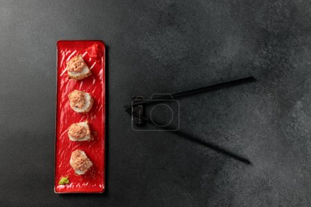 Foto de Shiitaki roll takes center stage against a black background. Filled with tuna, avocado, Philadelphia cheese, kimchi, and tuna flakes, it's a vibrant and flavorful representation of Japanese cuisine. this picture beautifully captures the essence of su - Imagen libre de derechos