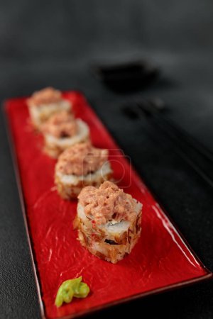 Téléchargez les photos : Shiitaki roll takes center stage against a black background. Filled with tuna, avocado, Philadelphia cheese, kimchi, and tuna flakes, it's a vibrant and flavorful representation of Japanese cuisine. this picture beautifully captures the essence of su - en image libre de droit