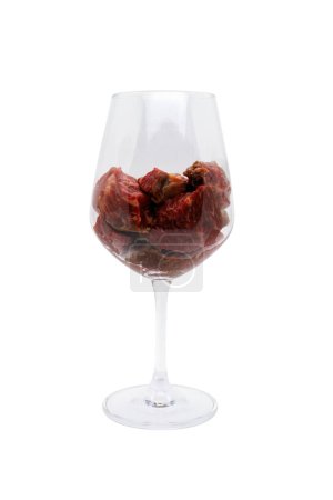 Foto de Copa de vino tinto llena de trozos de carne roja. Aislado sobre fondo blanco con ruta de recorte. - Imagen libre de derechos