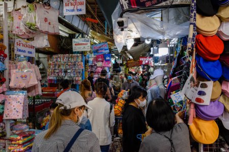 Foto de Soi Wanit 1, el estrecho callejón comercial en Sampeng Market, Bangkok Chinatown - Imagen libre de derechos