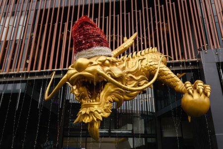 Téléchargez les photos : Dragon jaune à l'entrée du centre commercial Chinatown - en image libre de droit
