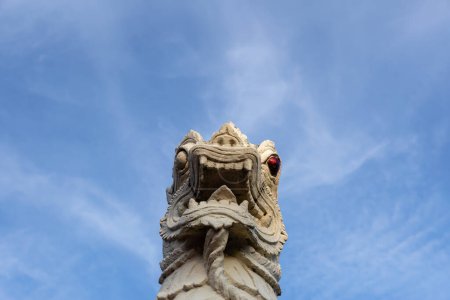 Téléchargez les photos : Chiang Mai, Thaïlande. 18 novembre 2022. Tête d'une statue de dragon devant le temple Wat Phantao avec un ciel bleu en arrière-plan - en image libre de droit