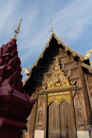 Téléchargez les photos : Chiang Mai, Thaïlande. 18 novembre 2022. Partie supérieure et toit du sanctuaire en bois du temple Phan Tao à Chiang Mai, Thaïlande. - en image libre de droit