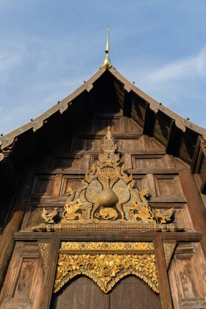 Téléchargez les photos : Chiang Mai, Thaïlande. 18 novembre 2022. Partie supérieure et toit du sanctuaire en bois du temple Phan Tao à Chiang Mai, Thaïlande. - en image libre de droit