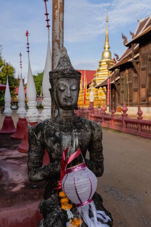Téléchargez les photos : Chiang Mai, Thaïlande. 18 novembre 2022. Statue en prière devant le temple Phan Tao à Chiang Mai, Thaïlande. - en image libre de droit