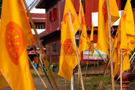 Téléchargez les photos : Gros plan des drapeaux bouddhistes jaunes (drapeau du Dharmacakra) devant le temple Phan Tao à Chiang Mai, Thaïlande. - en image libre de droit