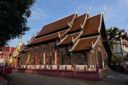 Téléchargez les photos : Sanctuaire en bois du temple Phan Tao à Chiang Mai, Thaïlande. - en image libre de droit