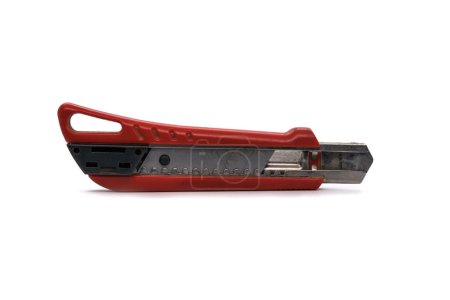 Téléchargez les photos : Couteau utilitaire rouge usagé isolé sur fond blanc - en image libre de droit